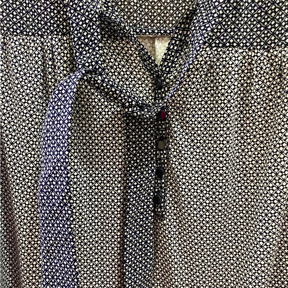 LOFT sleeveless top with henley front with tie neck. Navy & white Size Small - Picture 4 of 5